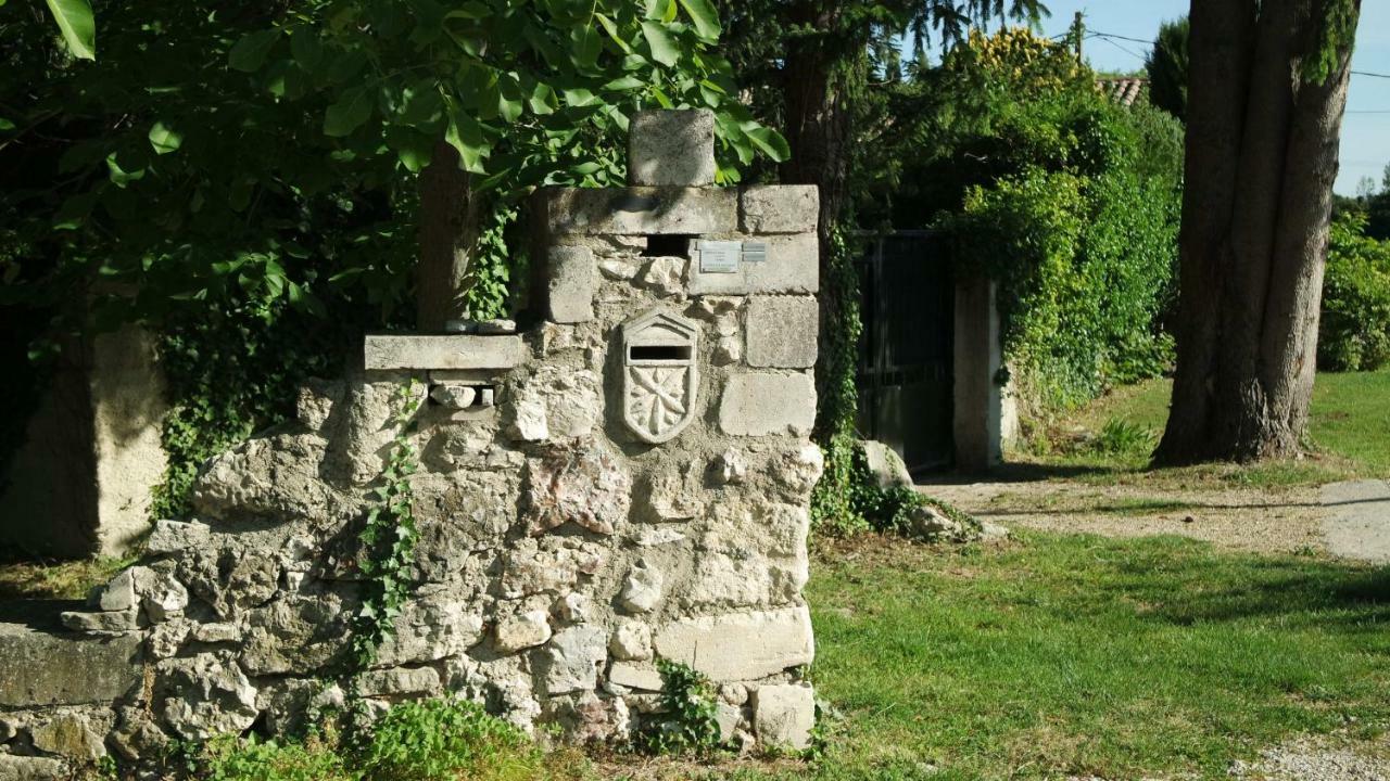Mas Grimaud - Gite- Studio Et Chambres D'Hotes Familiales Eygalieres  Bagian luar foto