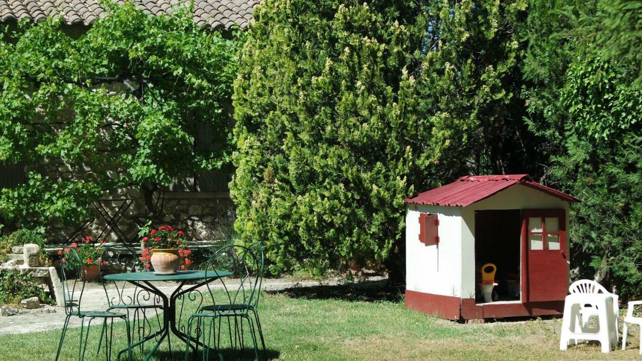 Mas Grimaud - Gite- Studio Et Chambres D'Hotes Familiales Eygalieres  Bagian luar foto